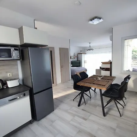 Var-lak Apartmanhaz *