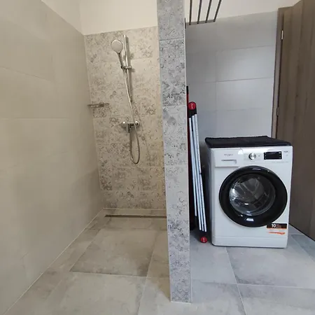 Var-lak Apartmanhaz * באלאטונפורד