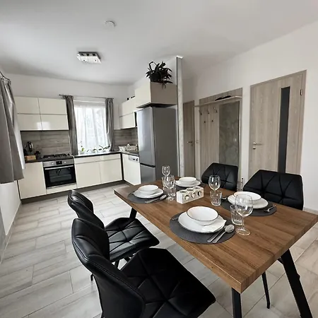 Var-lak Apartmanhaz *