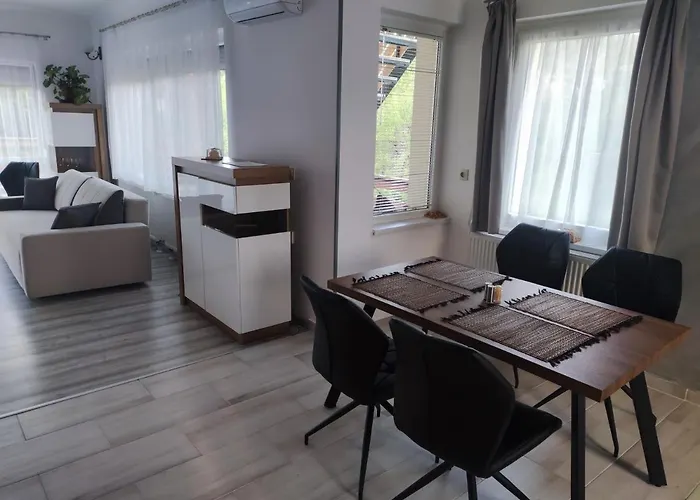 Var-lak Apartmanhaz *