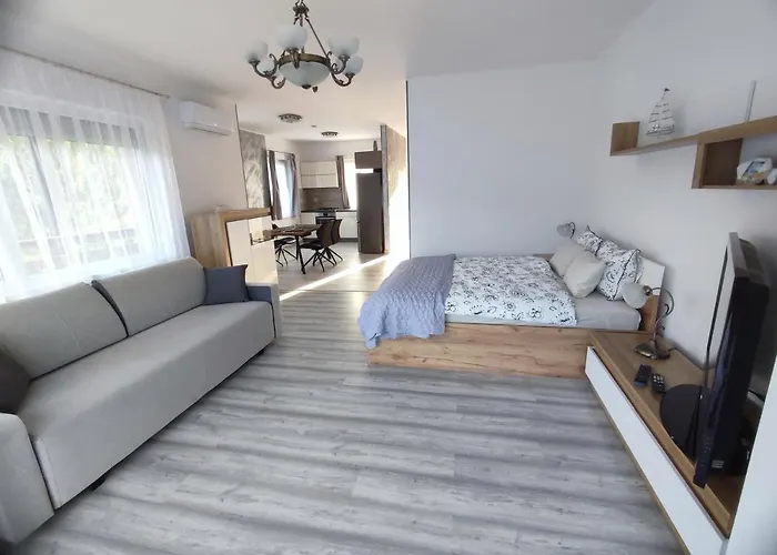 Var-lak Apartmanhaz バラトンフレド